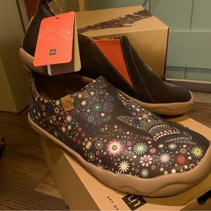 Size 11 Men UIN slip on shoes